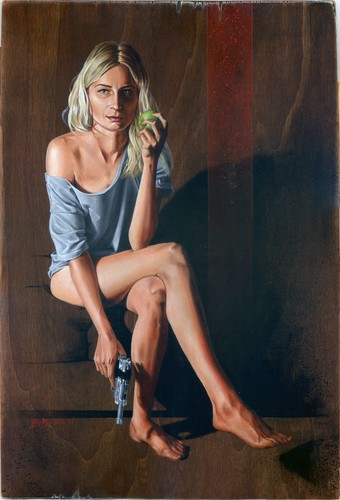 Bellissima donna seduta con